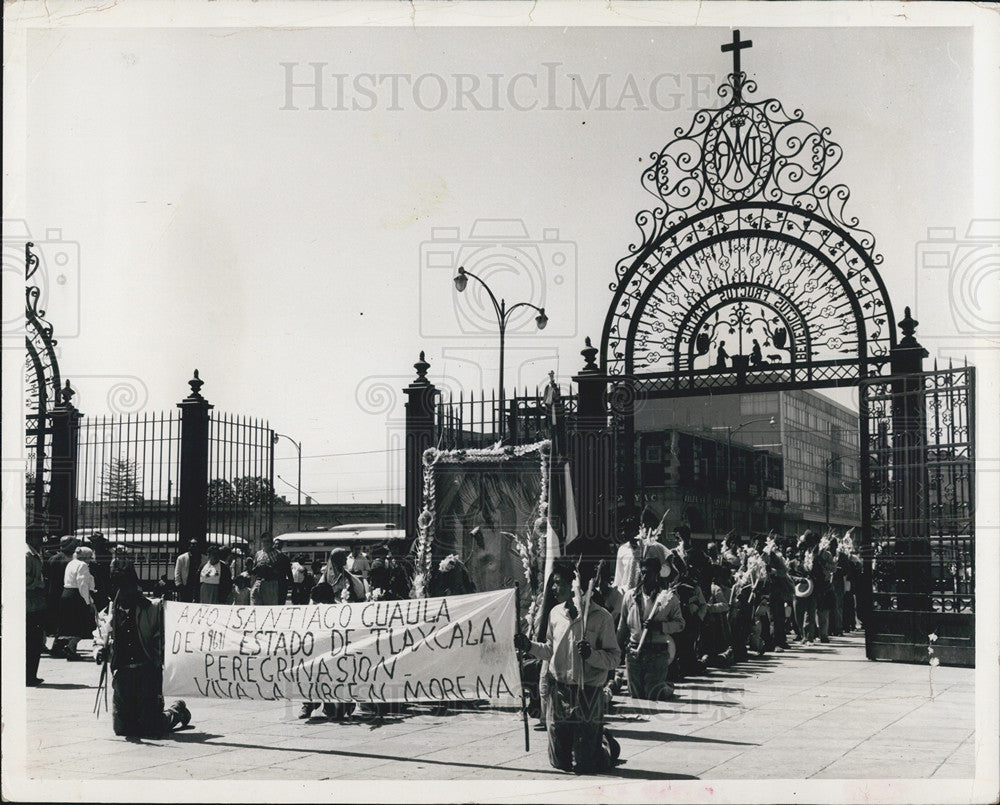 1965 Press Photo Mexicans Visit Shrine of The Virgin of Guadelupe in Mexico City - Historic Images