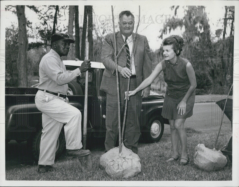 1970 Press Photo Arvil Hopkins,Mrs. Robert T. Leigh &amp; Richard Leonard plant - Historic Images