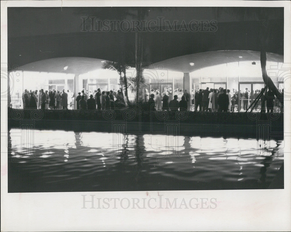 1966 Press Photo Jack Benny Draws Crowd to Curtis Hixon Convention Hall - Historic Images