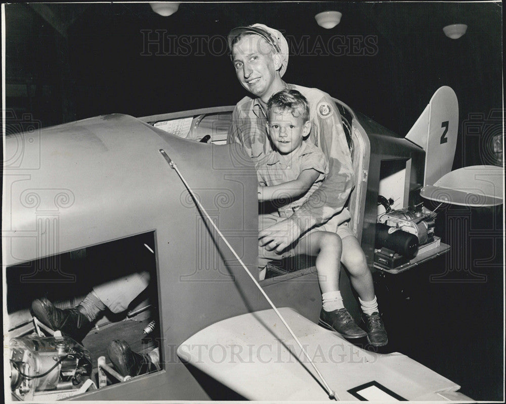 1949 Press Photo Richard Tatum, Age 3 in Planie with Lt Dombrowski Pilot - Historic Images