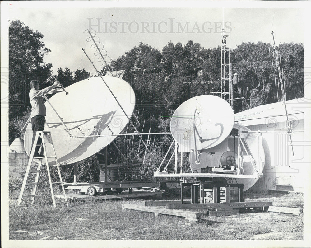 1971 Press Photo Bill Saxton Parabolic Antenna Owner Apollo 15 Transmissions - Historic Images