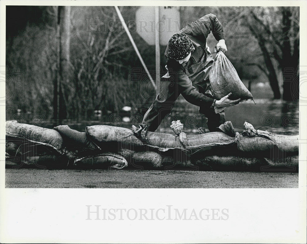 1983 Press Photo Volunteer Lines Sandbags Across Hwy 83 in Elmhurst - Historic Images