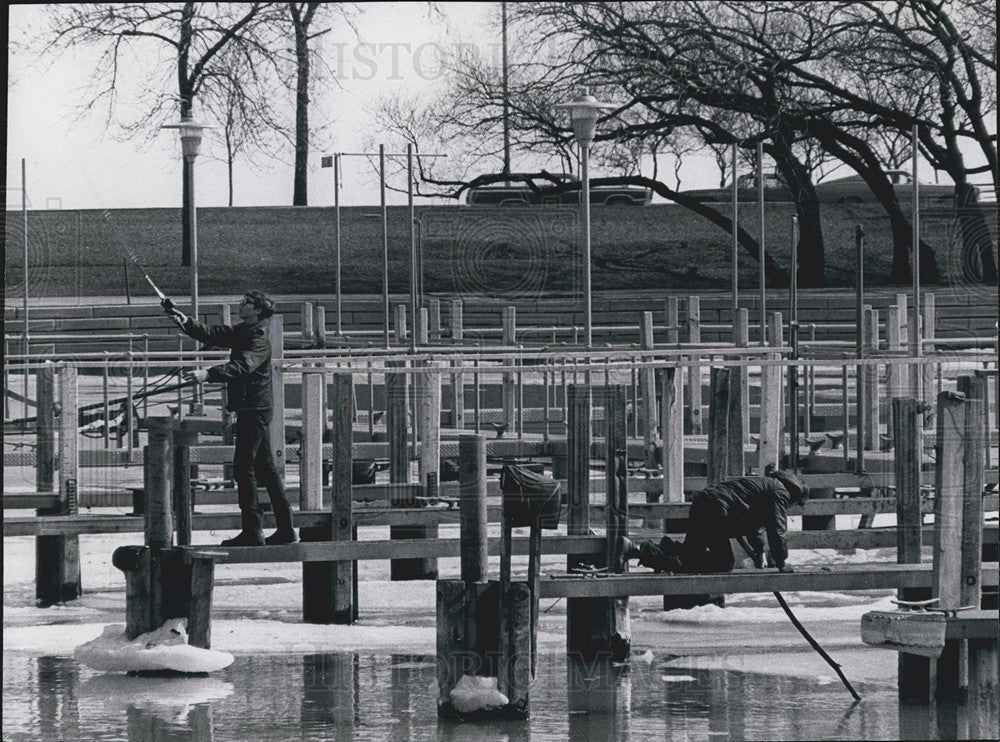 1970 Press Photo Young Mothers Strolling and a Boy in Lincoln Park Chicago - Historic Images