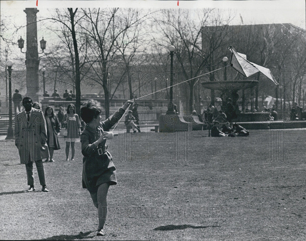 1969 Press Photo Loop Office Worker Flies Kite in Grant Park - Historic Images