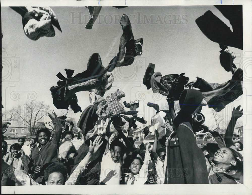 1976 Press Photo Youngsters Leave Avalon Park School - Historic Images