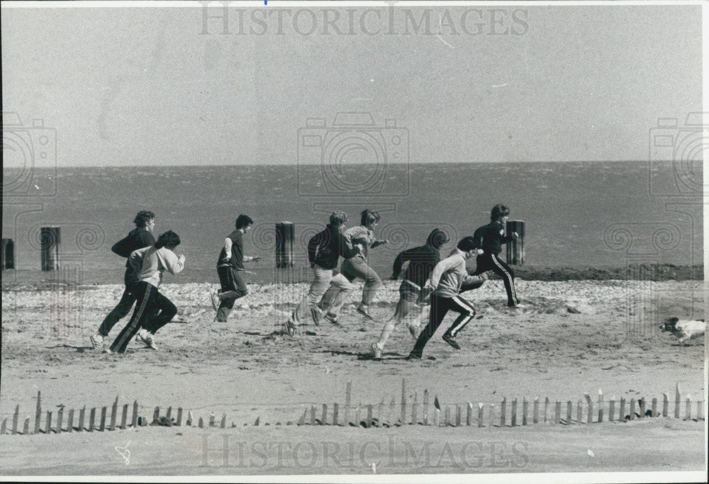 1982 Press Photo Joggers Sprinting along North Avenue Beach in Chicago - Historic Images