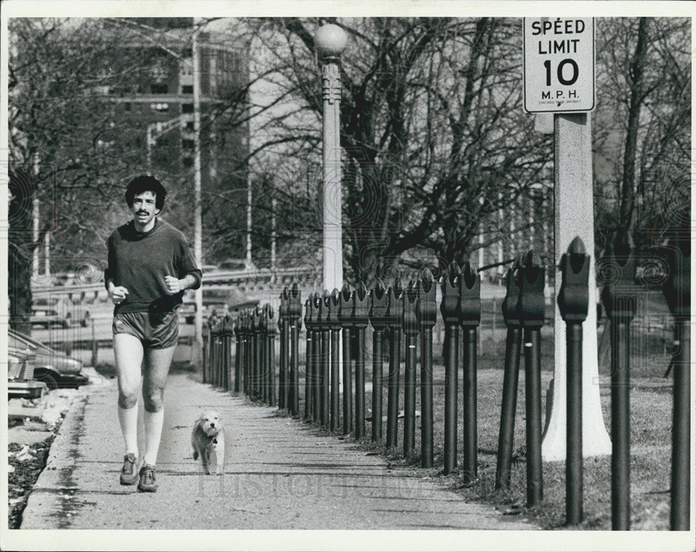 1982 Press Photo Jogger running on a winter morning in Chicago - Historic Images