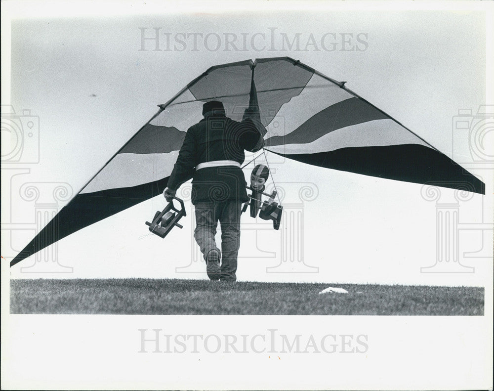 1982 Press Photo George Kunes of Chicago launching his custom built delta kite - Historic Images