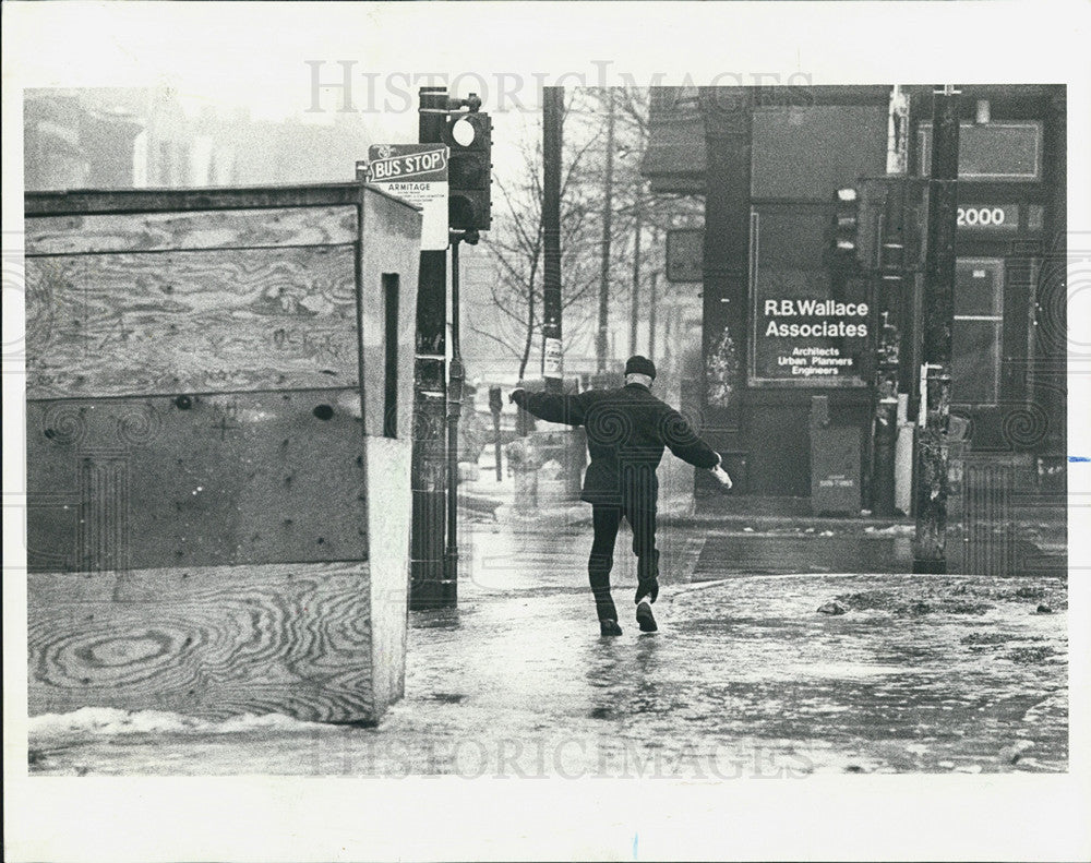 1978 Press Photo John Carr Ohare&#39;s Manager out in the winter weather - Historic Images