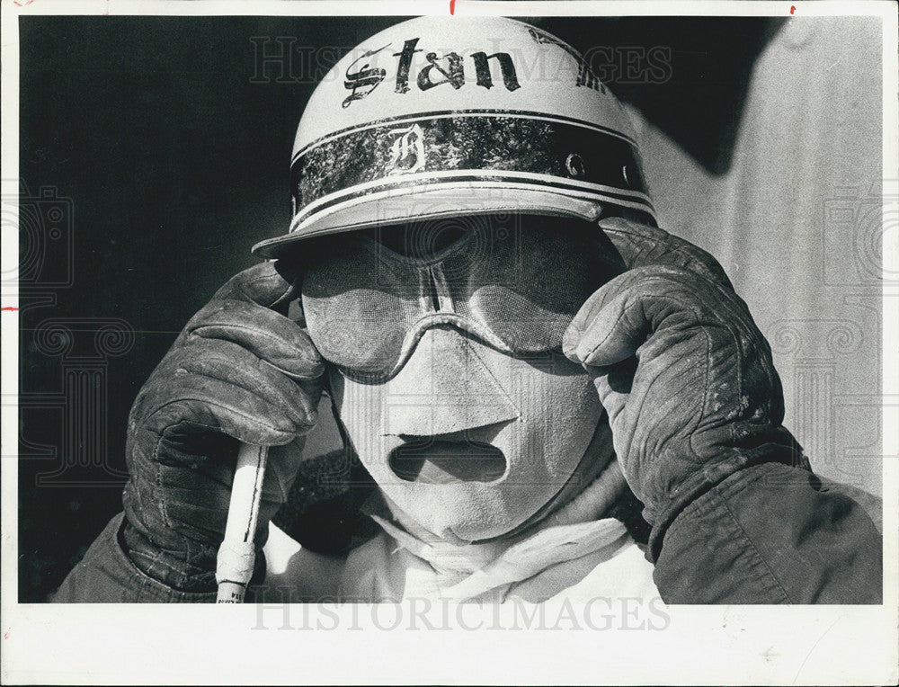 1978 Press Photo Chicago man putting mask on in freezing cold winter day - Historic Images