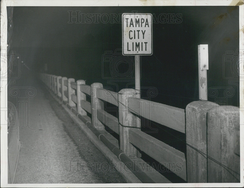 Press Photo Picture of the Tampa City Limit sign at night - Historic Images