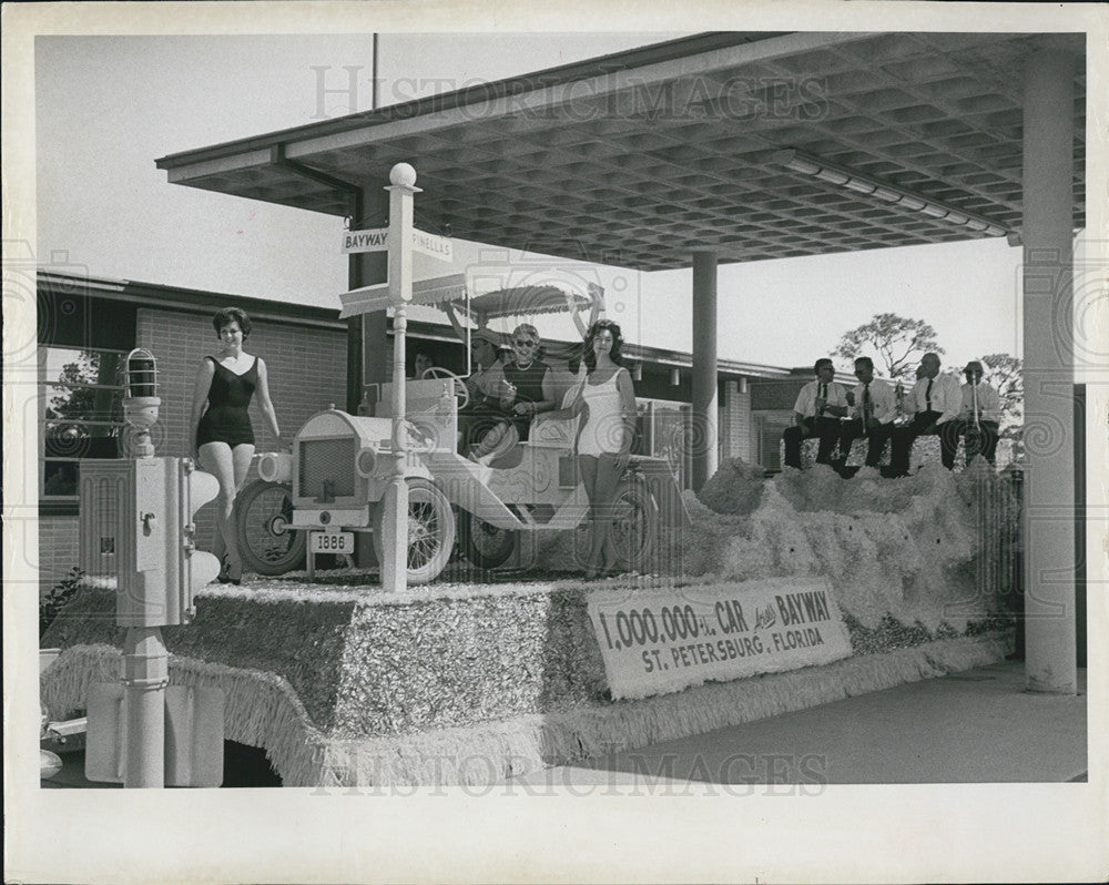 1963 Press Photo Owners Millionth Car Cross Bayway Bridge Antique Car - Historic Images