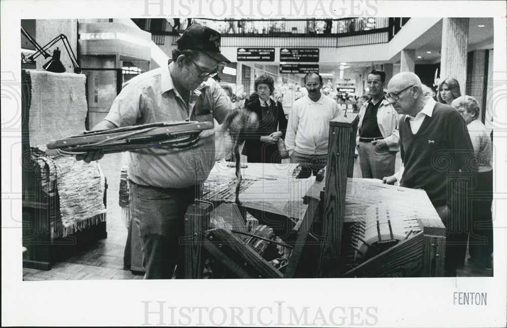 1986 Press Photo Bob Messer Weaves Rugs Sock Scraps Handmade America Show - Historic Images