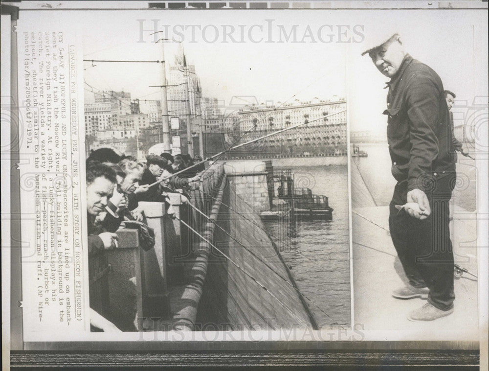 1971 Press Photo Moscovites line up to fish the Moscow River - Historic Images