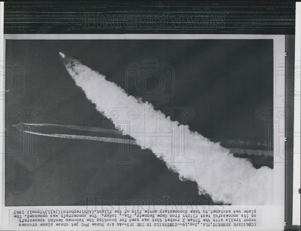 1965 Press Photo An Air Force F4C Jet Chase Plane crosses vapor trails - Historic Images