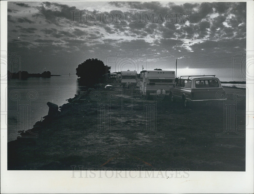 1976 Press Photo of campers enjoying the sunset at the end of State Rd 40 - Historic Images