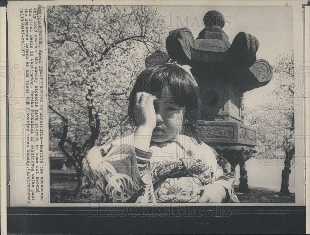 1972 Press Photo Noriko Mikkaichi visits Cherry Blossom Trees at Tidal Basin - Historic Images