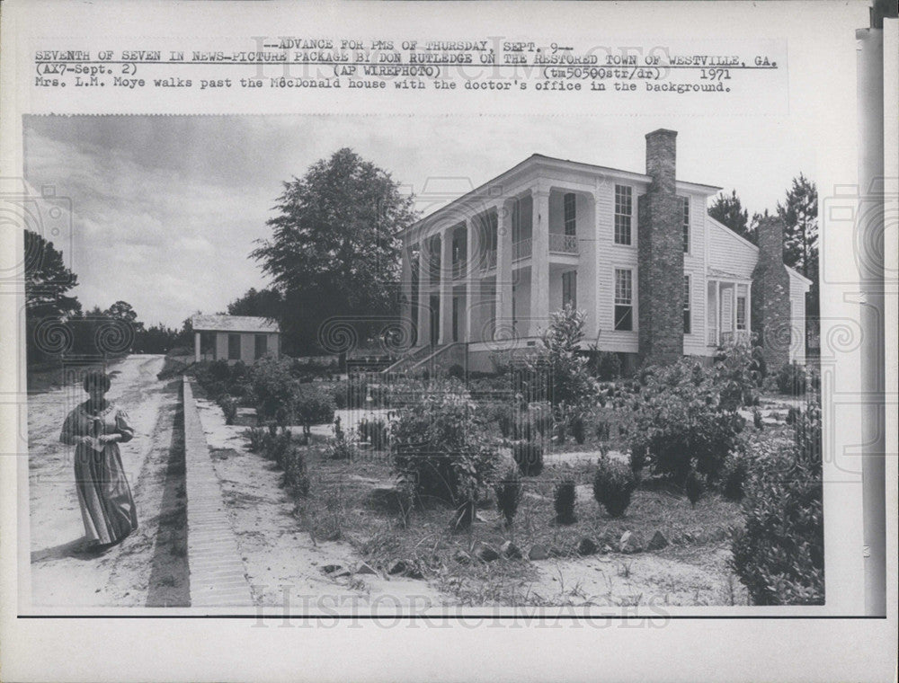 1971 Press Photo Mrs. L.M. Moye walks past the MacDonald House - Historic Images