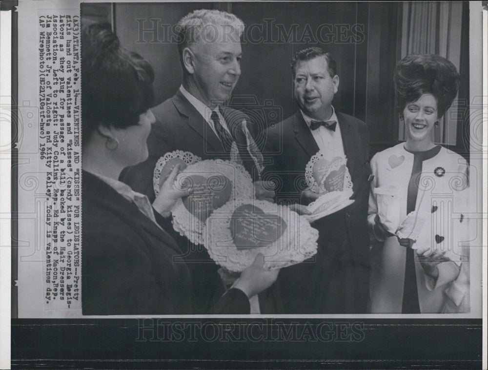 1966 Press Photo Georgia Legislators receive candy kisses on Valentine&#39;s day - Historic Images