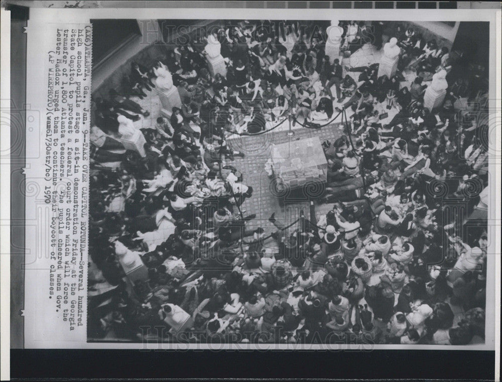 1970 Press Photo High School students stage a sit-in demonstration - Historic Images