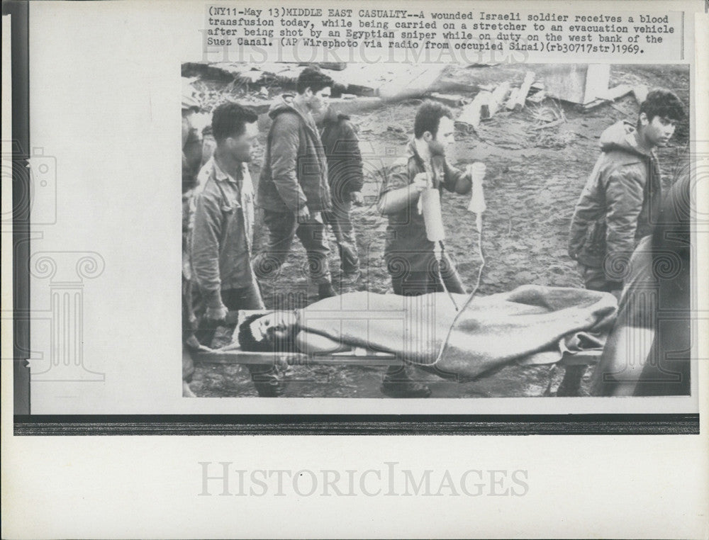 1969 Press Photo Wounded Israeli soldier shot by an Egyptian Sniper - Historic Images