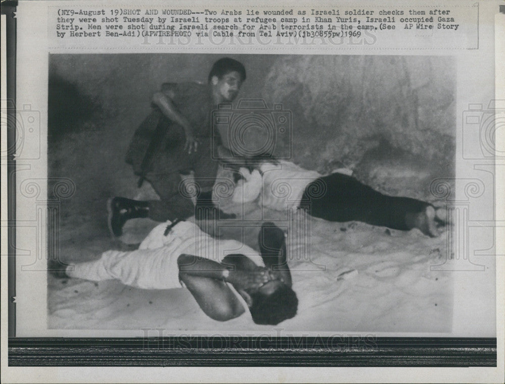 1969 Press Photo Two Arabs lie wounded as Israeli soldier checks on them - Historic Images