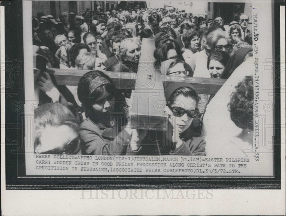 1972 Press Photo Easter Pilgrims Carry Wooden Cross Along Christ Path Jerusalem - Historic Images