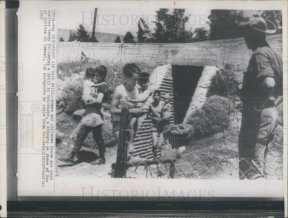 1967 Press Photo Women &amp; children leave air raid shelter following drill in Tel Kazir - Historic Images