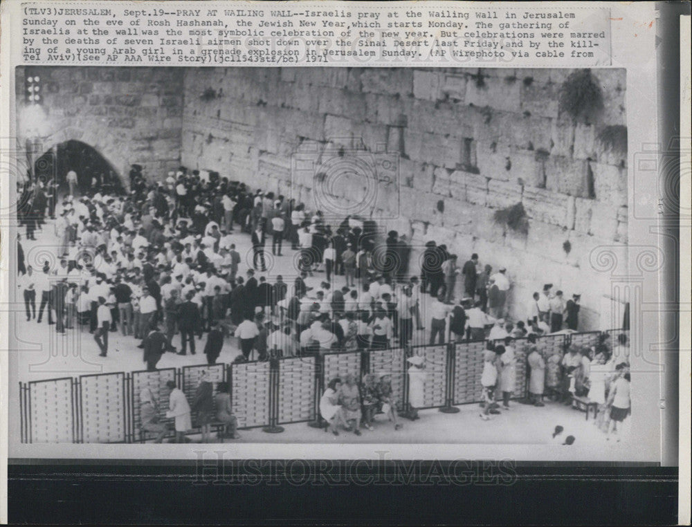 1971 Press Photo Israelis pray at the Wailing Wall in Jerusalem - Historic Images