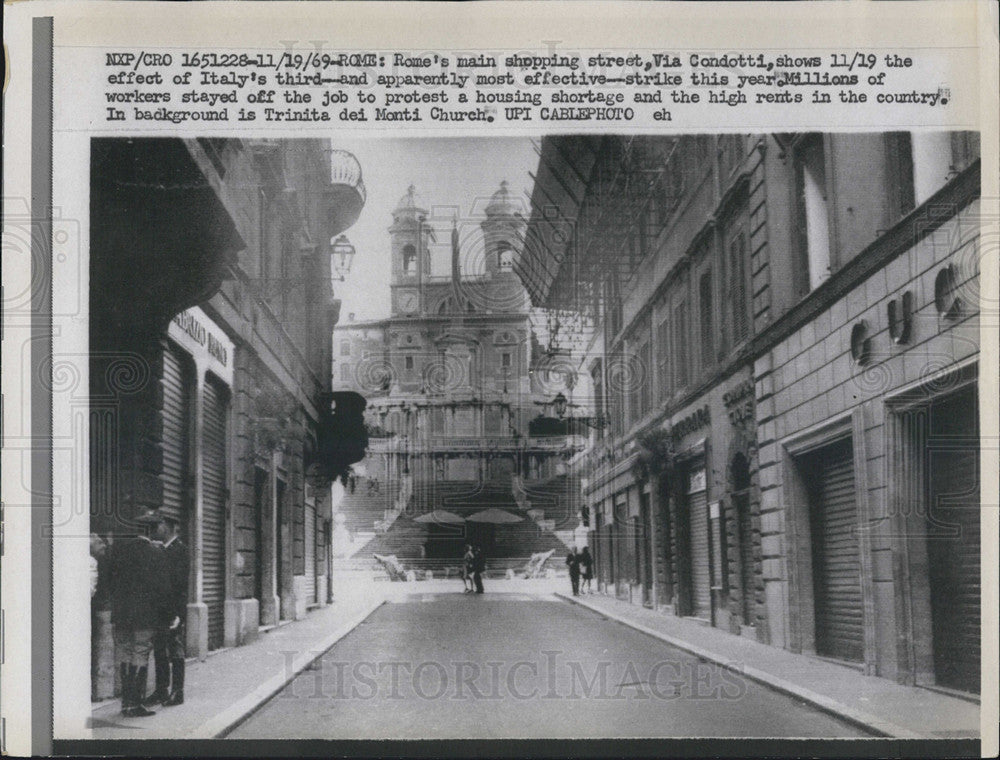 1969 Press Photo Strikers in Via Condotti in Rome - Historic Images