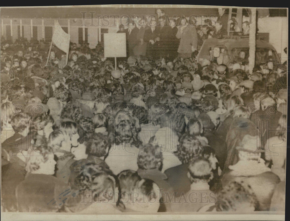 1972 Press Photo Supporters of Sinn Fein gather in Dublin for Rally - Historic Images