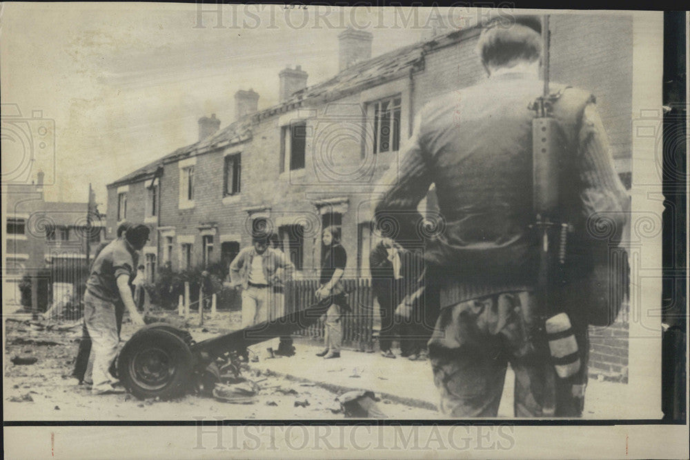 1972 Press Photo A British soldier stands by residents of Alliance Parade - Historic Images