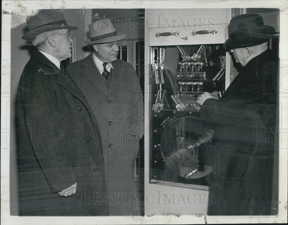 1940 Press Photo Mayor Benjamin F. Stapleton/Jail Lock/W. E. Guthner/A. Hanebuth - Historic Images