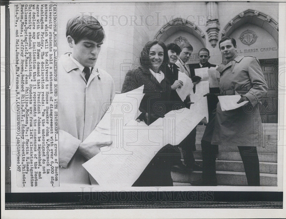 1967 Press Photo Boston University Students Hold Statement of Disagreement - Historic Images