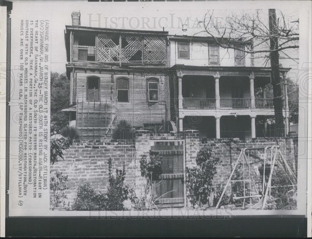 1969 Press Photo A Portion of Restored Patio Contrast With Old Houses - Historic Images