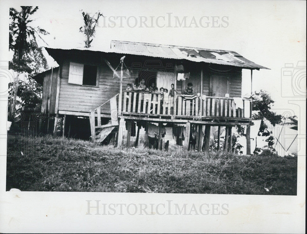 1973 Press Photo Slum Home With Two Families Taboga Island Panama - Historic Images