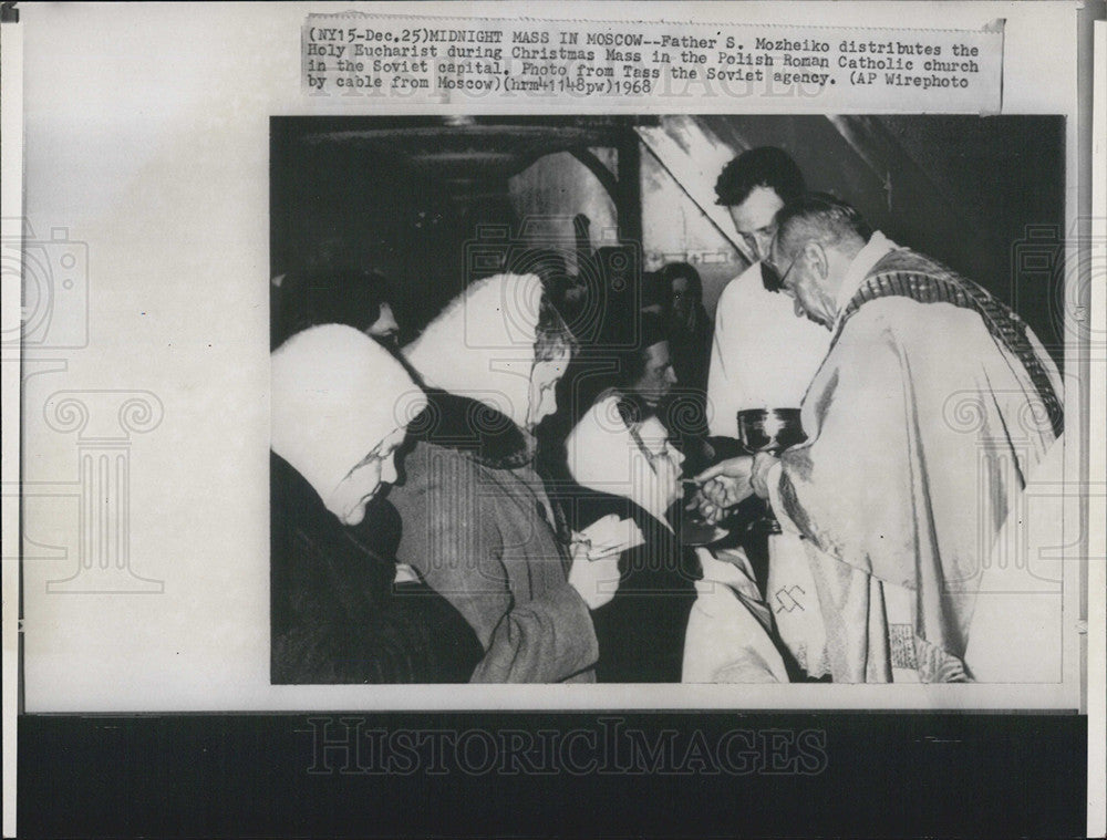 1968 Press Photo Father Mozheiko Distributing Eucharist Christmas Mass Moscow - Historic Images