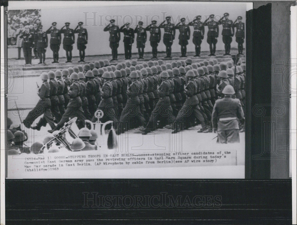 1963 Press Photo Stepping troops in East Berlin At a parade - Historic Images