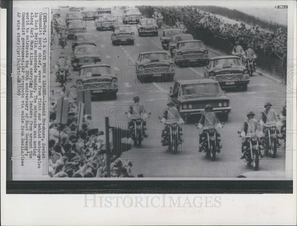 1969 Press Photo Leonid Brezhnev Waving Motorcade Berlin Communist Parade - Historic Images