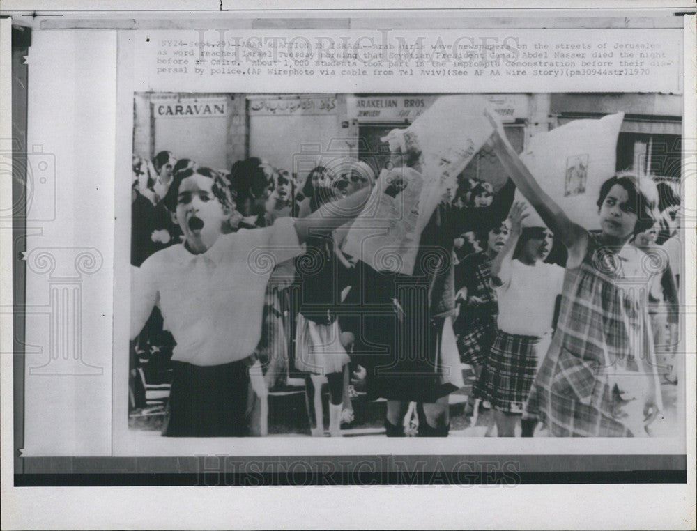 1970 Press Photo Jerusalem Streets Abdel Nasser Death People Holding Newspapers - Historic Images