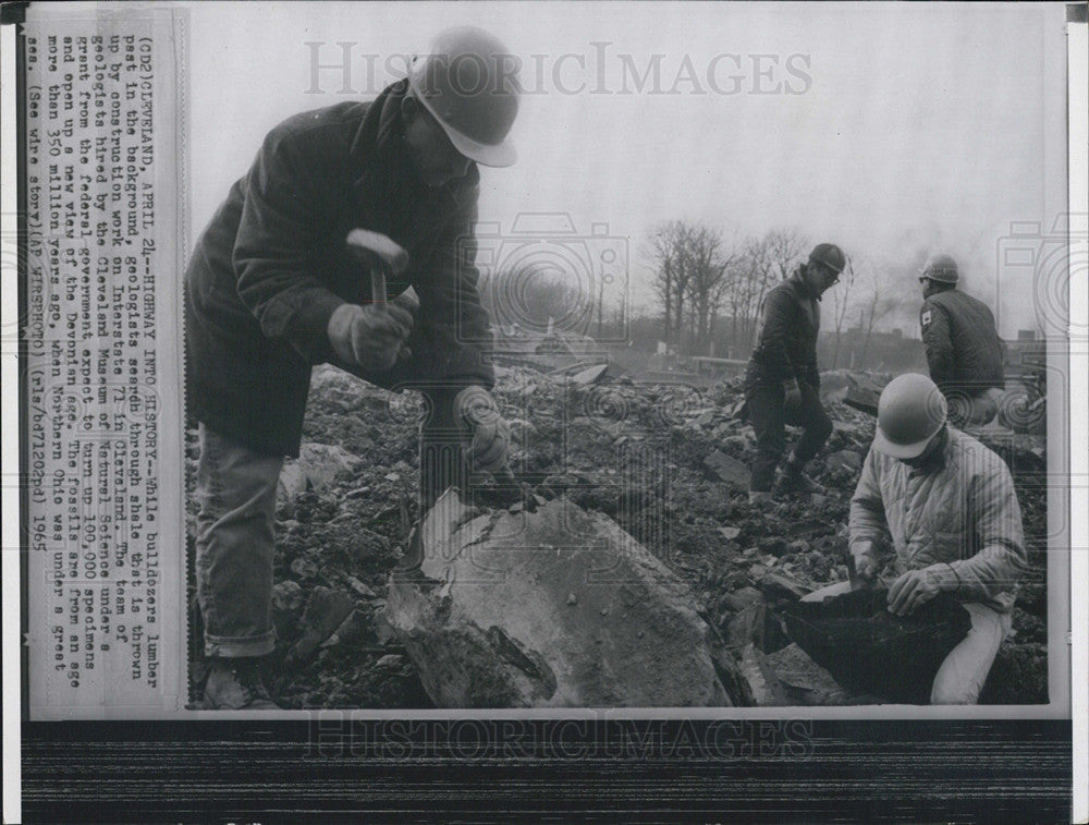 1965 Press Photo Geologist work on Interstate 71 searching for specimens - Historic Images