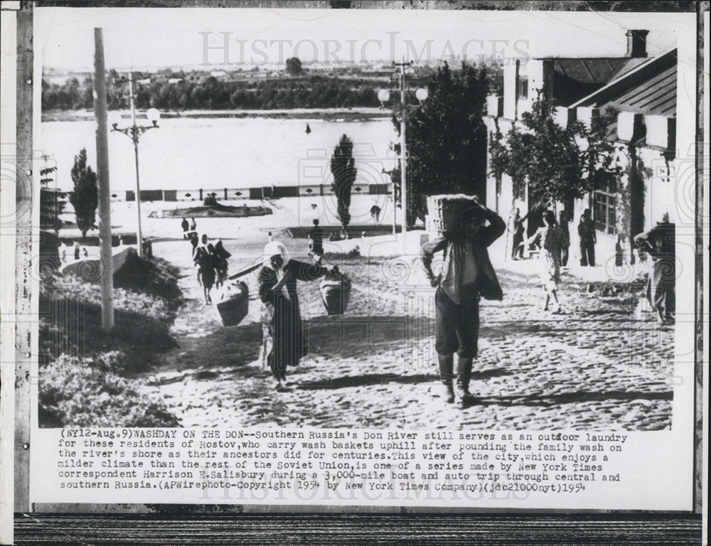 1954 Press Photo Scene from Southern Russia&#39;s Don River doing laundry - Historic Images