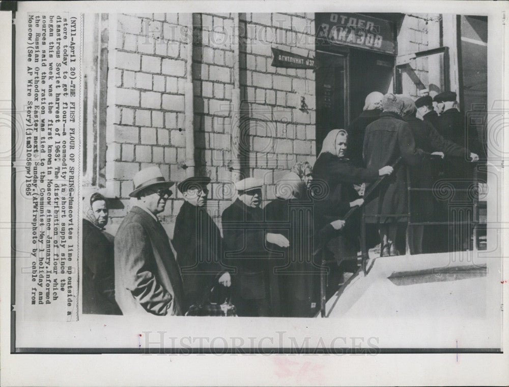 1965 Press Photo Muscovites line up outside to get flour, in short supply - Historic Images