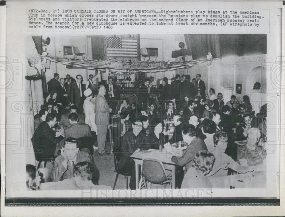 1966 Press Photo Nightclubbers playing bingo in Russia - Historic Images