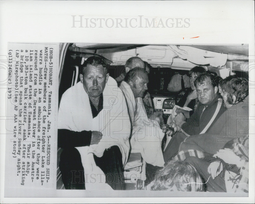 1975 Press Photo Crew Members Rescued When Ship Sank After Striking Bridge - Historic Images