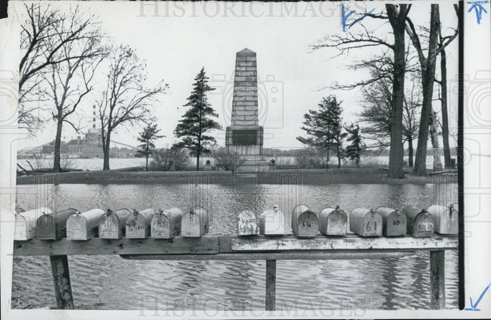 1965 Press Photo No Mail  Evacuation Continues Homeowners Flood Water E Moline - Historic Images