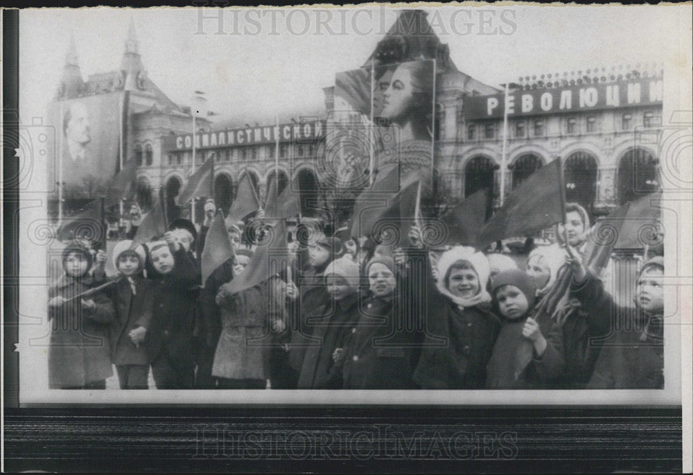 1965 Press Photo Moscow Red Square Kindergartners Wave Flags 
Celebration - Historic Images