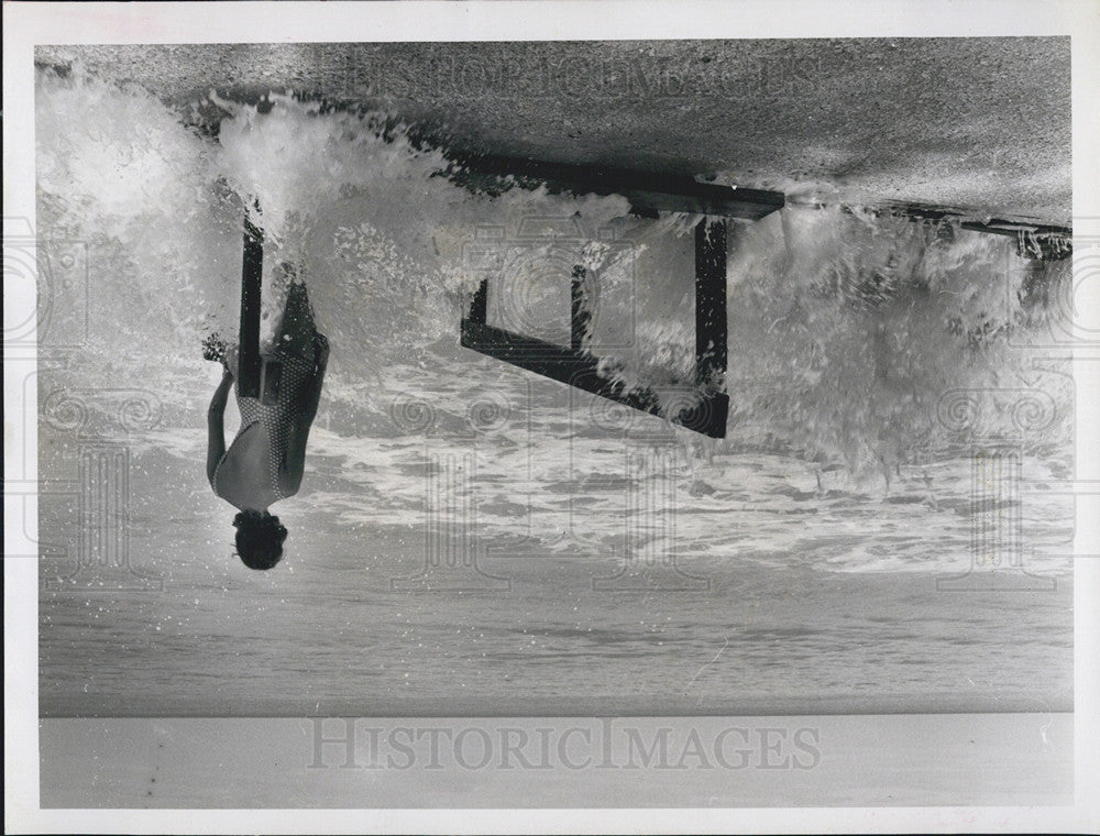 1967 Press Photo Cautious Indian Beach Sunbather Edge Surf High Tides Erosion - Historic Images