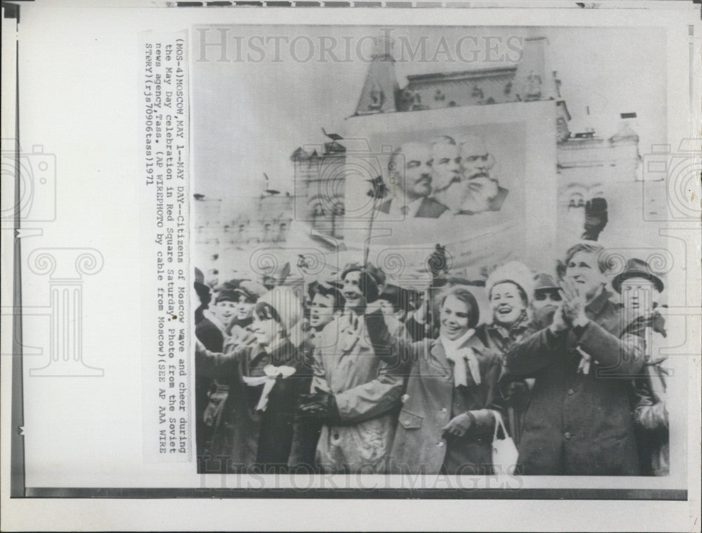 1971 Press Photo Moscow Wave and Cheer During the May Day Celebration - Historic Images