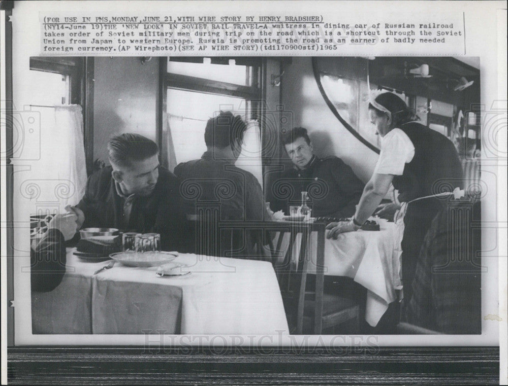 1965 Press Photo A Dining Car in Russian Railroad - Historic Images